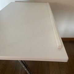 高さ調整可能パソコンテーブルの画像