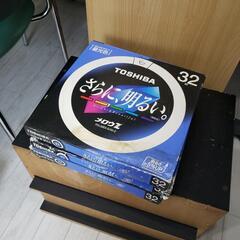昼光色2つ、中白色１つ蛍光灯