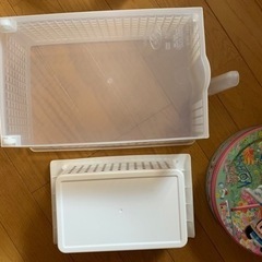 【今週100円】「後ろ二輪キャスターつきカゴ&突っ張り棒用カゴ&ディズニー缶（おまけ）3点セット♡」の画像