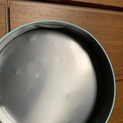 【今週100円】「後ろ二輪キャスターつきカゴ&突っ張り棒用カゴ&ディズニー缶（おまけ）3点セット♡」の画像