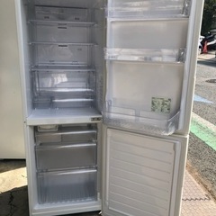 AQUAの275リットル冷蔵庫の画像