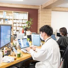 【広報】交通費支給あり！完全土日祝休み！残業なし／10時出社の画像