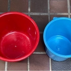 青と赤のバケツの画像
