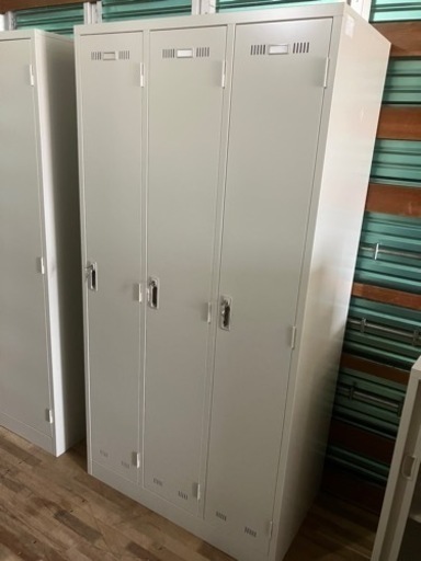 市内配送無料！  SEIKO FAMILY カギ付き スチールロッカー 3人用 SLK-3 生興