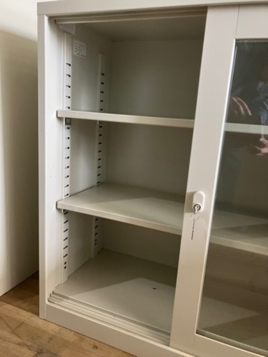 市内配送無料！ SEIKO FAMILY カギ付きスチールキャビネット ガラス