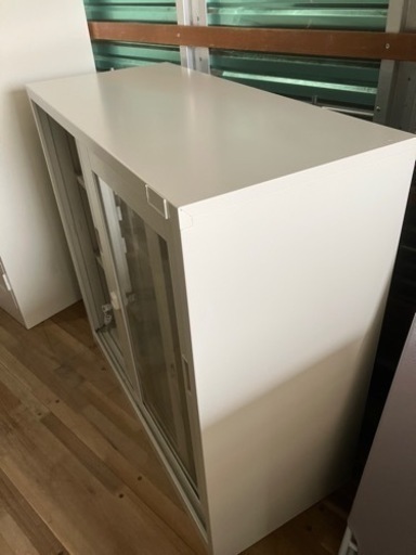 市内配送無料！ SEIKO FAMILY カギ付きスチールキャビネット ガラス