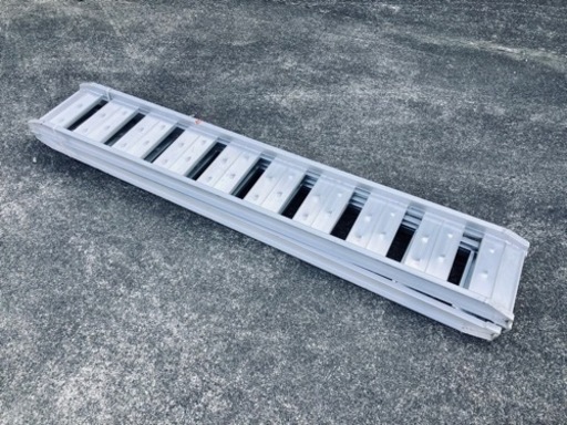 未使用品 アルミブリッジ  ラダー  有効長さ１８００×有効幅２５０ｍｍ　 最大積載０．５ｔ／セット（２本）