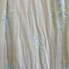 薄いグレーのスカーフの画像
