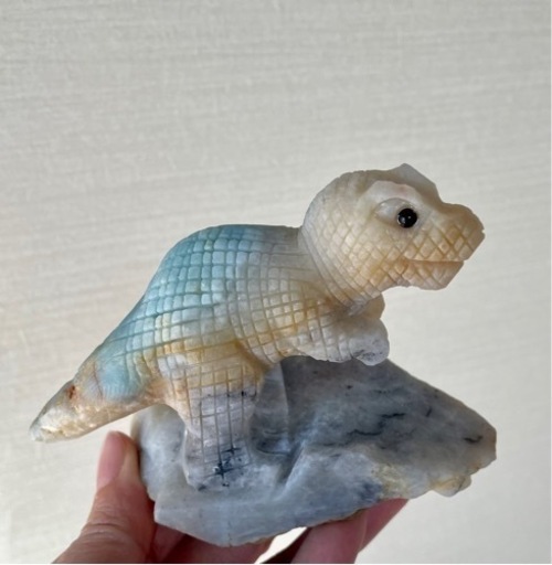 アマゾンナイトの恐竜 天然石置物   パワーストーン 彫刻 激レア 希少 ラッキー