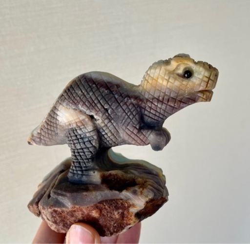 アマゾンナイトの恐竜 天然石置物 パワーストーン   彫刻 激レア 希少 ラッキー