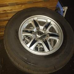 アルミホイール、タイヤ付きの画像