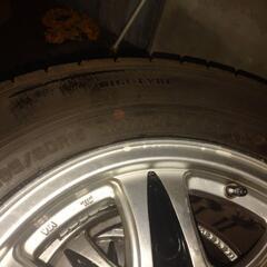 アルミホイール、タイヤ付きの画像