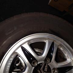 アルミホイール、タイヤ付きの画像