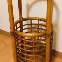 籐の傘立ての画像