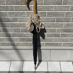 黒の傘 ひらひら布がついてるデザイン の画像