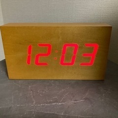 木目を透過して現れる時計