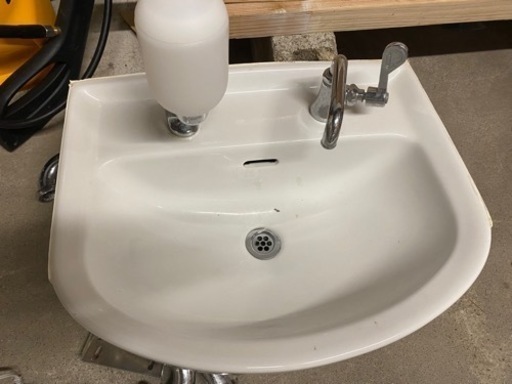 平付壁掛け用洗面器　水石鹸入れ付