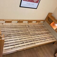 決まりました　　中古　木製二段ベッド　棚、ライト付き　2台のシングルベッドとしても使用可能の画像