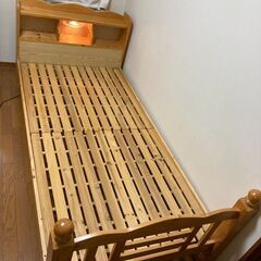 決まりました　　中古　木製二段ベッド　棚、ライト付き　2台のシングルベッドとしても使用可能の画像