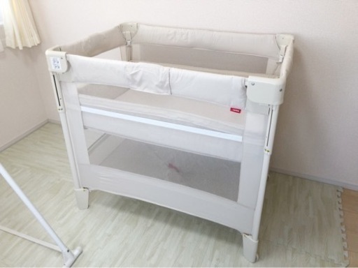 お値下げ中【美品】ココネルエアー　アップリカ　折りたたみベビーベッド　シルキーエアー　ミルク