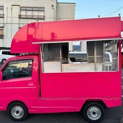 キッチンカー☆走行2千キロ☆人気の二か所販売窓☆冷蔵庫☆3層シンク☆給排水タンク☆換気扇☆車検令和6年7月まで☆乗って帰れます！！の画像