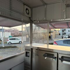 キッチンカー☆走行2千キロ☆人気の二か所販売窓☆冷蔵庫☆3層シンク☆給排水タンク☆換気扇☆車検令和6年7月まで☆乗って帰れます！！の画像