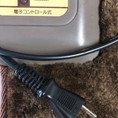 2022年購入 ホットクッション WA-45D 表面に吸湿発熱繊維を使用し、温かさアップ！ 必要な場所だけ温める小さな電気カーペット イスの上におけば腰の冷えを防ぎ暖かな座席に、足元を温めるポイント暖房にも！  ■強弱切替スイッチ付きで、とっても省エネ。 ■イスの上におけば腰の冷えを防ぎ暖かな座席に ■足元を温めるポイント暖房にも。  メーカー：ワタナベ工業　株式会社の画像