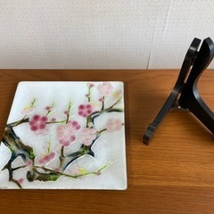【飾り用の皿】花柄の食器・台座付きの画像