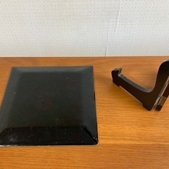 【飾り用の皿】花柄の食器・台座付きの画像
