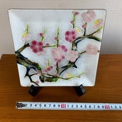 【飾り用の皿】花柄の食器・台座付きの画像