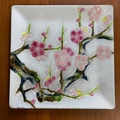 【飾り用の皿】花柄の食器・台座付きの画像