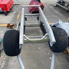 商談中　極太いタイヤ　アルミ製　ジェット用小型ボート用の　台車