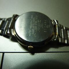 お下げ致しました。女性用ブレスタイプ！ゴールドコンビ色・クオーツ稼働・正常稼働品。の画像