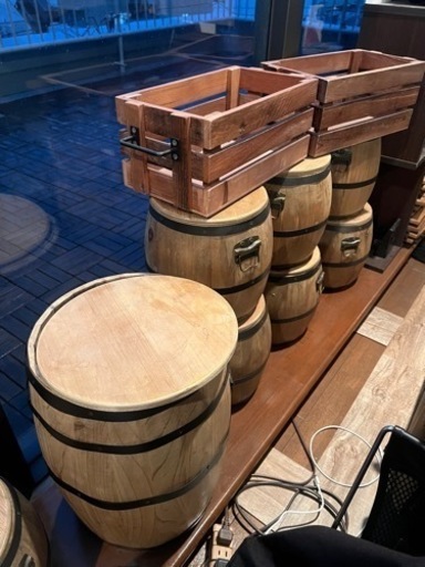 木製のタルと入れ物