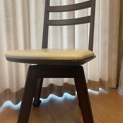 白レザー回転イスの画像