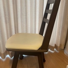 白レザー回転イスの画像