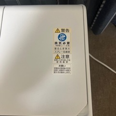 白い灯油ストーブの画像