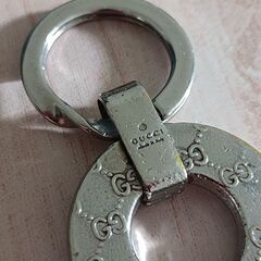 元値4万☆GUCCI アクセサリー　GG柄　シルバーアクセ　キーホルダー シマの画像