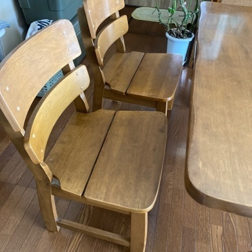 5人家族向けのダイニングテーブルです。