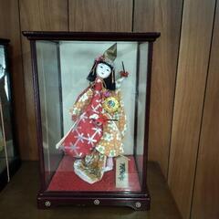 ガラスケース入日本人形