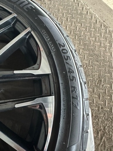 去年の春に購入し、ワンシーズンしか履いてません！サマータイヤ