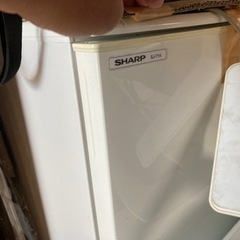 無料配送！シャープ冷凍冷蔵庫　SJ-714 137リッターの画像