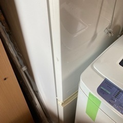 無料配送！シャープ冷凍冷蔵庫　SJ-714 137リッターの画像