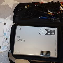 プロジェクター EPM760エプソン /UGREEN HDMI(メス)to VGA（オス）アダプタの画像