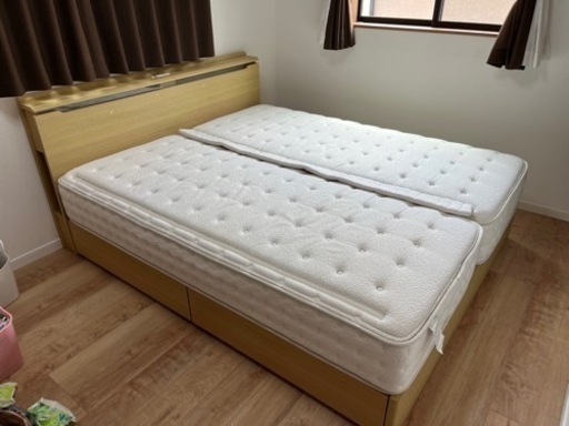 【取引中】マットレス付きクイーンベッド