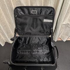 【ZARA @ギリシア】スーツケース/キャリーケース（黒色・フェイクレザー・機内持込サイズ）の画像