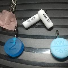 💊おくすりペンダント、ストラップ(フルニトラゼパム/メタンフェタミン)💊の画像