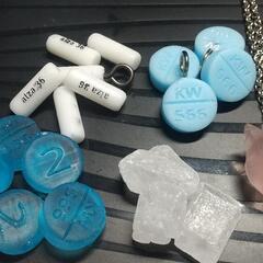 💊おくすりペンダント、ストラップ(フルニトラゼパム/メタンフェタミン)💊の画像