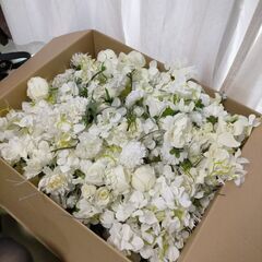 ダンボールいっぱいの白い造花
