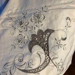 手縫い刺繍入りテーブルクロスとナプキンのセット